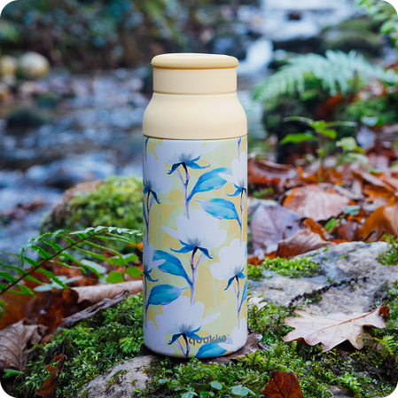 QUOKKA BOTELLA TERMO ACERO INOXIDABLE CON ASA DE SILICONA ECHO MAGNOLIA 690 ML