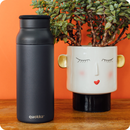 QUOKKA BOTELLA TERMO ACERO INOXIDABLE CON ASA DE SILICONA ECHO BLACK 690 ML