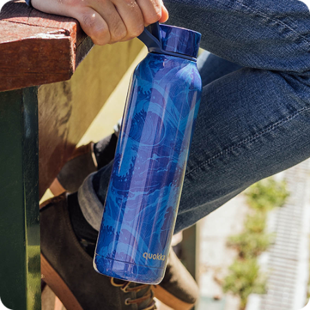 QUOKKA BOTELLA TERMO ACERO INOXIDABLE SOLID CON COLGADOR WAVES 630 ML