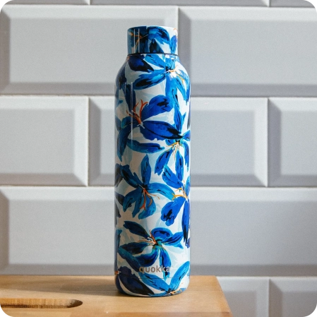 QUOKKA BOTELLA TERMO ACERO INOXIDABLE SOLID BLUE HIBISCUS 630 ML