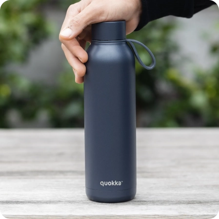 QUOKKA BOTELLA TERMO ACERO INOXIDABLE SOLID CON COLGADOR SLATE 630 ML
