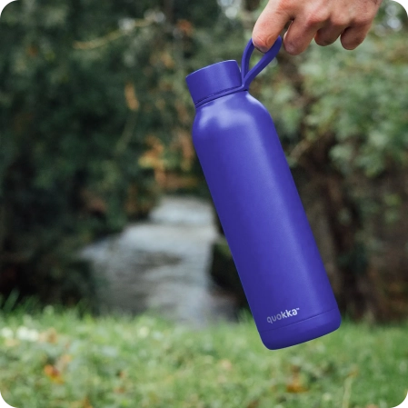 QUOKKA BOTELLA TERMO ACERO INOXIDABLE SOLID CON COLGADOR DUSK BLUE 630 ML