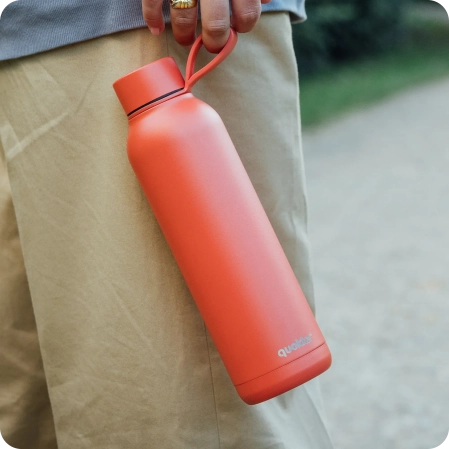 QUOKKA BOTELLA TERMO ACERO INOXIDABLE SOLID CON COLGADOR ORANGE 630 ML