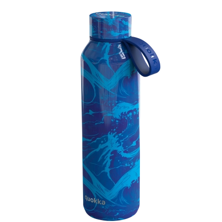 QUOKKA BOTELLA TERMO ACERO INOXIDABLE SOLID CON COLGADOR WAVES 630 ML