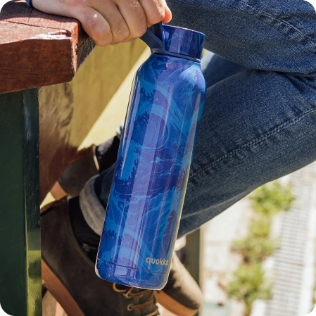 QUOKKA BOTELLA TERMO ACERO INOXIDABLE SOLID CON COLGADOR WAVES 630 ML