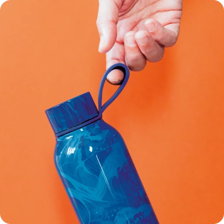 QUOKKA BOTELLA TERMO ACERO INOXIDABLE SOLID CON COLGADOR WAVES 630 ML