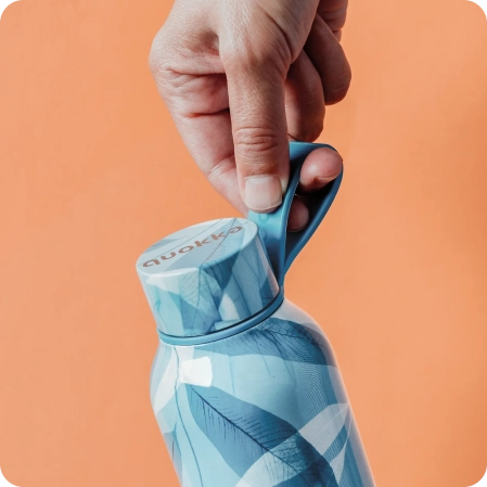 QUOKKA BOTELLA TERMO ACERO INOXIDABLE SOLID CON COLGADOR BLUE WIND 630 ML