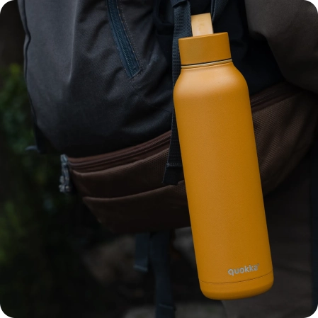 QUOKKA BOTELLA TERMO ACERO INOXIDABLE SOLID CON COLGADOR MUSTARD 630 ML