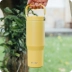 QUOKKA VASO COOL TERMO ACERO INOXIDABLE CON ASA CORE SAFFRON YELLOW 860 ML
